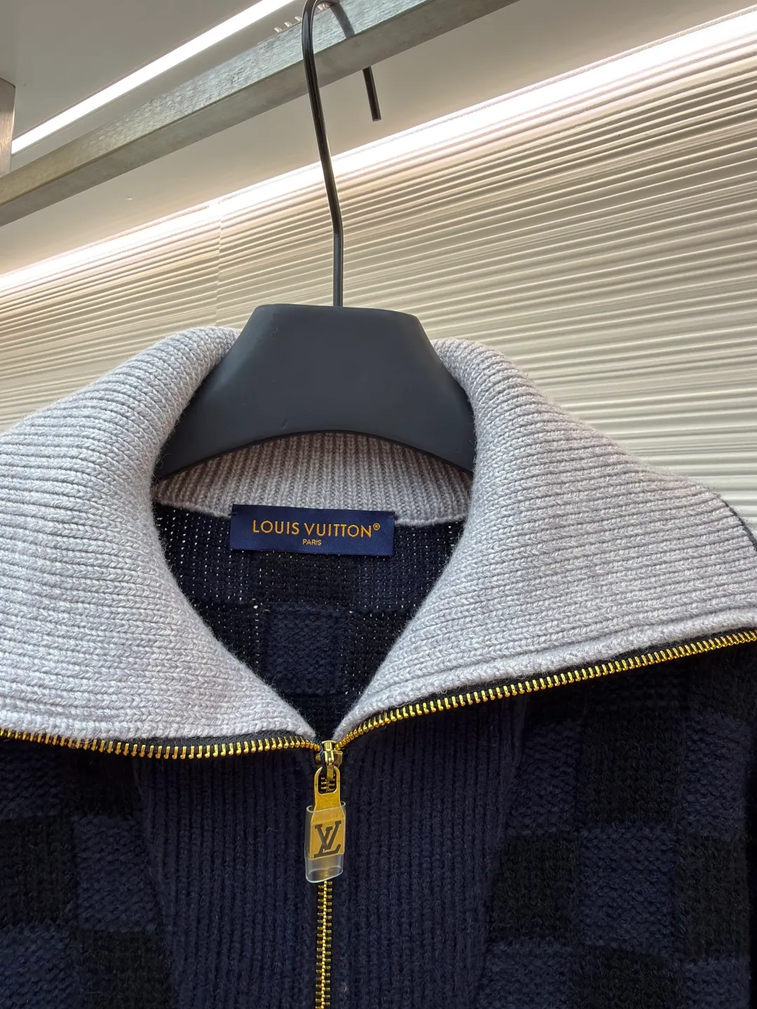 LOUIS VUITTON knitted waist contrast ribbed collar sweater ●Original version: Purchased and developed by 20433 ●Item number: 1682136-C15 ●Fabric: wool blended fabric ●Technology: knitted ●Color: black and blue ●Version: fitted version ●Weight: about 1360 grams ●Size: S-M-L-XL ●Description: This Louis Vuitton checkerboard knitted zipper jacket is made of double-ply merino wool blended yarn and is woven with a 12-needle three-dimensional knitting process on a German Stoll computerized flat knitting machine. The Damier checkerboard pattern on the body uses intarsia knitting techniques, and the layered interweaving of dark blue and black yarns creates a 3D concave and convex texture. There is no printed patchwork process, and the pattern and the body are integrated for a more textured look. The neckline is designed with contrasting ribbed lapels, and built-in spandex elastic yarn improves resilience; the metal zipper is made of gold-plated brass, and the teeth are precision polished. The zipper track and the seam of the body are sewn with overlock stitching, and the stitch length is controlled within 0.2cm. The contrasting ribbed edges on the cuffs and hem are pre-shrunk and hand-shaped and ironed, making the garment crisp and less likely to loosen after long-wearing. Every detail demonstrates the brand's strict standards of high-end knitting technology. The overall wiring is straight and delicate, the fabric is comfortable and soft, and the color is consistent without color difference. It can be matched with the same style to create a fashionable look and control various occasions. Customized accessories, complete with three standards, same style for men and women!